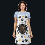 Delantal Custom Cattery Maine Coon Photo Apron<br><div class="desc">Promote your cattery in style with this fully customizable photo apron. Designed specifically for professional cat breeders and Maine Coon lovers, this apron features a central circular frame to showcase your favorite feline’s portrait. The design is accented with a playful pattern of gold and black paw prints and delicate hearts,...</div>