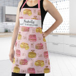 Delantal Cute Baker Cake Pastry Chef Nombre Personalizado<br><div class="desc">Un divertido delantal con un patrón de pasteles y pasteles colocados sobre un fondo de rayas rosas. Perfecto para quien le guste cocinar o cocinar.</div>