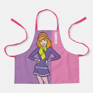 Delantal Daphne da la mano en las caderas