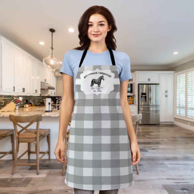 Delantal de caballo de granja a cuadros gris búfal (Gray Buffalo Plaid Farm Horse Personalized Apron)