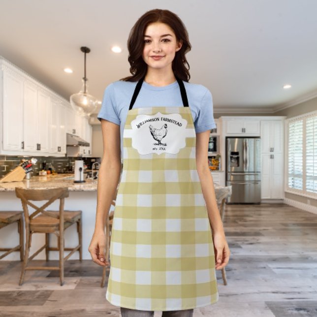 Delantal de granja de pollo a cuadros Búfalo Amari (Yellow Buffalo Plaid Farm Chicken Personalized Apron)