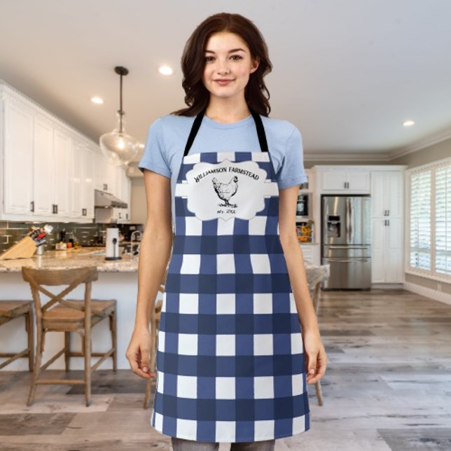 Delantal de granja de pollo a cuadros Buffalo azul (Blue Buffalo Plaid Farm Chicken Personalized Apron)