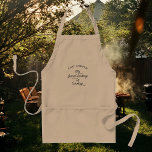 Delantal Diversión moderna de nombre personalizado Mr. Muy<br><div class="desc">Moderno y rústico delantal "Mr Goog-Looking is Cooking" (El Sr. Goog-Looking está cocinando) en una tipografía de moda,  junto con el nombre del chef en un diseño con un logotipo.</div>