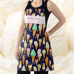 Delantal Divertido Ice Cream Cone Pattern Cuadros Nombre Pe<br><div class="desc">Un delantal divertido con un patrón de conos de helados y dos líneas de texto personalizado. Añade el nombre de una persona, restaurante o heladería, o borra el texto y rectángulo y solo tiene el patrón. Perfecto para fiestas de cumpleaños, propietarios de cafés, chefs en ciernes, regalos de anfitriones o...</div>