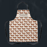Delantal Divertido perro caliente BBQ Patrón Personalizado<br><div class="desc">Lengua y mejilla Gracioso delantal con un patrón de dachshund "hot dogs" y dos líneas de texto personalizado. Agregue el nombre de cualquier persona, un nombre comercial o elimine el texto y el rectángulo y simplemente tenga el patrón. Perfecto para regalos de cumpleaños, regalos del día del padre, delantal para...</div>