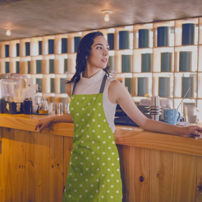Delantal Dotty Delight Green (A woman in a Dotty Delight Green apron is standing in the bar. )