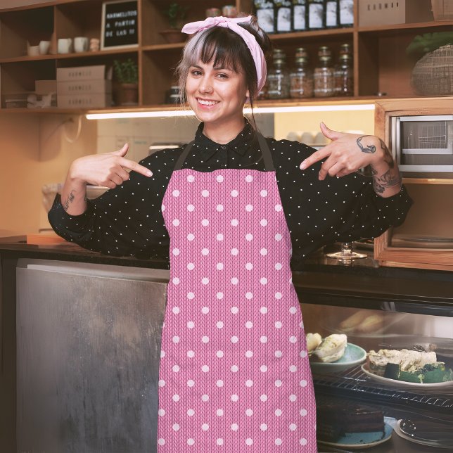Delantal Dotty Delight Pink (A woman in a Dotty Delight Pink apron is standing in the cafe. )