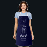 Delantal EL AMOR NUNCA FALLA | Ahavah | א ה ב ה hebreo<br><div class="desc">Apron simple y elegante con la palabra AMOR escrito en hebreo, más verso de escritura de marcador de posición. Todo el texto es PERSONALIZABLE, por lo que puede personalizar reemplazando, por ejemplo, la Escritura por su nombre o mensaje favorito. En la parte superior hay un PERSONALIZABLE MONOGRAM, que se puede...</div>