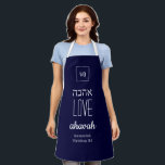 Delantal EL AMOR NUNCA FALLA | Ahavah | א ה ב ה hebreo<br><div class="desc">Apron simple y elegante con la palabra AMOR escrito en hebreo, más verso de escritura de marcador de posición. Todo el texto es PERSONALIZABLE, por lo que puede personalizar reemplazando, por ejemplo, la Escritura por su nombre o mensaje favorito. En la parte superior hay un PERSONALIZABLE MONOGRAM, que se puede...</div>