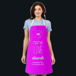 Delantal EL AMOR NUNCA FRACASA el rosa caliente | Ahavah |<br><div class="desc">Sencillo y elegante Apron HOT PINK con la palabra AMOR escrito en hebreo, además de verso de escritura de marcador de posición. Todo el texto es PERSONALIZABLE, por lo que puede personalizar reemplazando, por ejemplo, la Escritura por su nombre o mensaje favorito. En la parte superior hay un PERSONALIZABLE MONOGRAM,...</div>