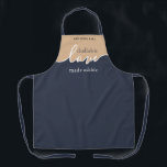Delantal El desafío de las abuelas es el amor hecho en el a<br><div class="desc">El desafío es el amor hecho comestible. NAVY & TAN. Diseño de guiones limpios y modernos.Tu Desafío casero es una obra de arte digna de ser enmarcada. Rótulo tu obra maestra con un floreciente APRON de IMPRESIÓN TODO EL MUNDO.. Coordina con nuestra cobertura de Challah Dough que puedes encontrar aquí:...</div>