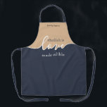 Delantal El desafío es el amor hecho NAVY comestible y el g<br><div class="desc">El desafío es el amor hecho comestible. NAVY & TAN. Diseño de guiones limpios y modernos.Tu Desafío casero es una obra de arte digna de ser enmarcada. Rótulo tu obra maestra con un floreciente APRON de IMPRESIÓN TODO EL MUNDO.. Coordina con nuestra cobertura de Challah Dough que puedes encontrar aquí:...</div>