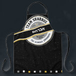 Delantal El equipo de Shabbos Apron Black with Hebrew<br><div class="desc">Nuestro Apron Black de SHABBOS TREAM es una manera genial de llevar a todos a bordo con la preparación de Shabbos. Perfecto para el Día del Padre o para cualquier día. ¡Gente por cada miembro del equipo y míralos! TODO el texto de este estilo urbano, hipster, puede ser personalizado. Práctico...</div>