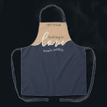 Delantal El hormigueo es el Día del Padre Comestible hecho<br><div class="desc">¡El regalo del Día del Padre del papá que ama hornear! Hacer pan es comestible hecho de amor. NAVY & TAN. Diseño de guiones modernos y limpios. Su diseño de hormigón casero merece la pena. Rótulo su obra maestra con un florecimiento con este elegante y sobrio APRON TODO-SOBRE IMPRESIÓN. Este...</div>