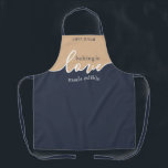 Delantal El hormigueo es el Día del Padre Comestible hecho<br><div class="desc">¡El regalo del Día del Padre del papá que ama hornear! Hacer pan es comestible hecho de amor. NAVY & TAN. Diseño de guiones modernos y limpios. Su diseño de hormigón casero merece la pena. Rótulo su obra maestra con un florecimiento con este elegante y sobrio APRON TODO-SOBRE IMPRESIÓN. Este...</div>