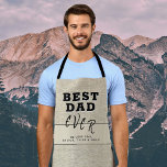 Delantal El mejor día del padre del beige rústico<br><div class="desc">Aprón del Día del Padre Rústico Beige Mejor Papá Nunca. El texto es una tipografía de moda sobre fondo rústico beige. Añade tus nombres y haz un gran regalo para el Día del Padre,  cumpleaños o Navidades. Un maravilloso y dulce sabor para papá,  nuevo padre o abuelo.</div>
