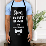 Delantal El mejor papá y el esposo empate elegante negro<br><div class="desc">Mejor Papá y Esposo Apron Negro Elegante. Tipografía moderna y corbata. Añade el nombre de papá,  el año y cualquier texto. Un buen recuerdo de un padre y un marido. Regalo para el día del padre,  cumpleaños o Navidades.</div>