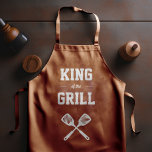 Delantal El parrillado marrón claro del rey de la parrilla<br><div class="desc">El delantal perfecto para el hombre que reina como el monarca supremo de su parrilla. Dos espátulas cruzadas aparecen en blanco bajo las palabras "King of the Grill" en blanco sobre fondo marrón claro. Hace un cumpleaños ideal o un regalo del Día del Padre.</div>