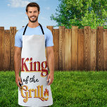 Delantal El rey de la parrillada<br><div class="desc">¡Descanse su maestro de los pilotes con el Apron del Rey del Grill Barbecue! Este elegante y lúdico delantal presenta una tipografía divertida y moderna que audazmente proclama tu título como el rey reinante de las parrilladas en el patio trasero. Diseñado tanto para su funcionalidad como para su estilo, es...</div>