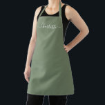 Delantal Elegante nombre de guión personalizado verde oliva<br><div class="desc">Delantal de cocina con texto de monograma de guión moderno personalizado verde oliva sólido de color simple elegante y chic femenino verde oliva y blanco. Personalice,  personalice con nombre,  cita,  frase o texto. Ideal para cocineros,  chefs,  alfarería,  cerámica,  manualidades,  trabajo,  cocina,  repostería,  barbacoa,  parrilla,  etc</div>