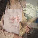Delantal Elegante Pastel Rosa y Nombre Apron Personalizado<br><div class="desc">Añada un toque de elegancia a su cocina o parrilladas al aire libre con este delantal rosa pastel personalizado con un diseño de arco delicado y su nombre personalizado. Perfecto para cocinar, cocinar o alojar con estilo, este delantal combina la practicidad con un estilo femenino y sofisticado. Fabricado con materiales...</div>
