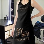 Delantal Empleado del salón de pelo personalizado negro y o<br><div class="desc">Moderno y glamoroso salón elegante y moderno, peluquería / peluquería delantal delantal con la moderna tipografía de moda en oro negro y falso metálico de cobre con tijeras y un poco de corazón. Adecuado para peluquería, estudio de belleza, peluquería, peluquería profesional. Es una opción perfecta para un elegante y sofisticado...</div>