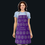 Delantal Estrella de David | FELIZ CHANUKAH | Monograma púr<br><div class="desc">Elegante Apron FELIZ CHANUKAH con una falsa ESTRELLA plateada DE DAVID contra un fondo real morado. En el medio hay un texto de PERSONALIZABLE que dice FELIZ CHANUKAH en la tipografía falsa de plata. En la parte superior hay un PERSONALIZABLE MONOGRAM, que se puede sustituir por el suyo propio. Elementos...</div>