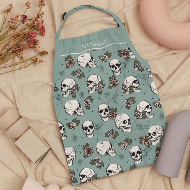 Delantal Eucalyptus Skulls góticos y Rosas Nombre personali (Custom Feminine Skulls and Roses, Hand-drawn in Black Ink, against a Eucalyptus Background.)