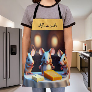 Delantal Familia del ratón en la mesa de comedor