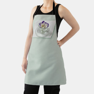Delantal Flor morada blanca en una taza