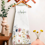 Delantal Flores silvestres de color de agua Boho de estilo<br><div class="desc">Una encantadora elección femenina en los delantales, este diseño presenta una línea bordeada de flores silvestres de acuarela en suaves tonos pastel de rosa, azul perwinkle, blanco roto y amarillo con tallos delicados y vegetación. Se incluye una plantilla de texto para personalizar con su nombre y monograma inicial. Ya sea...</div>