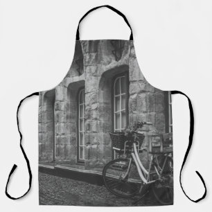 DELANTAL FOTO DE GRAYSCALE DE LA BICICLETA ESTACIONADA JUNT