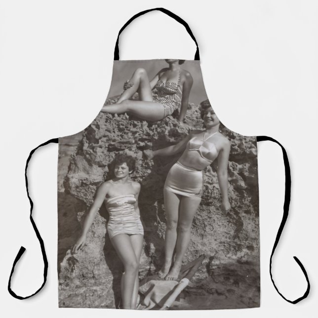 DELANTAL FOTO DE GRAYSCALE DE TRES MUJERES PARADAS Y SITTIN (Anverso)