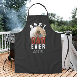 Delantal Foto de la ronda del Día del Mejor Papá Gris Moder<br><div class="desc">Moderno Apron de la Ronda del Día del Padre del Mejor Padre Gris. El texto está en una tipografía de moda en un gris oscuro y la foto está en un marco redondo. Agrega tu foto y nombres de familia. Un dulce regalo para un padre o abuelo en el Día...</div>