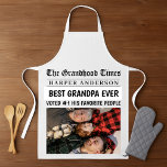 Delantal Foto de periódico del mejor abuelo de la historia<br><div class="desc">¡Hagan del abuelo la estrella de la cocina o la parrilla con este divertido y personalizado delantal estilo de periódico! Con el titular del personalizado "El mejor abuelo jamás - Votado #1 por su pueblo favorito", junto con su nombre y una foto especial, este delantal es reconfortante y humorístico a...</div>