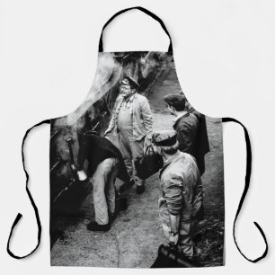 DELANTAL FOTO EN GRAYSCALE DE HOMBRES PARADOS AL LADO DEL T