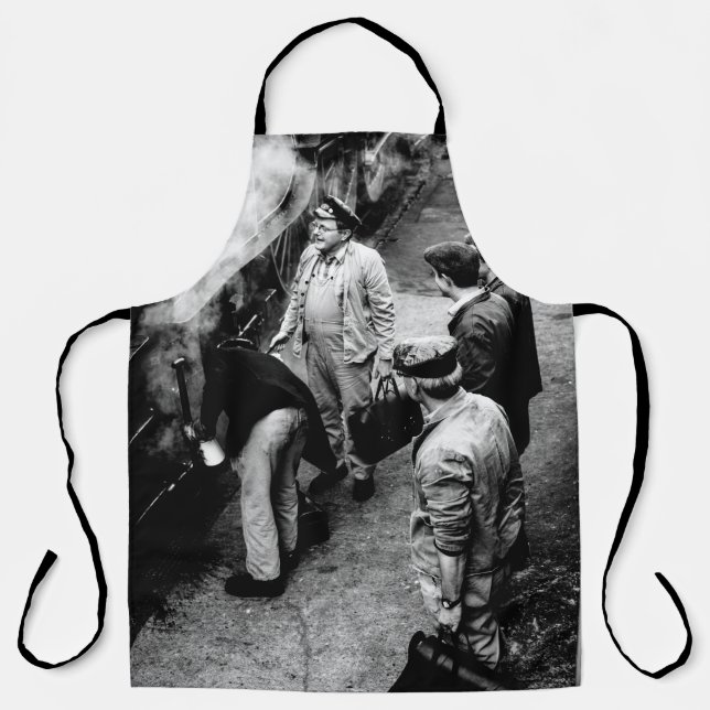 DELANTAL FOTO EN GRAYSCALE DE HOMBRES PARADOS AL LADO DEL T (Anverso)