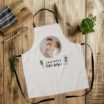 Delantal Foto minimalista | Regalo de cocina de la abuela<br><div class="desc">Este encantador delantal es el regalo perfecto para cualquier abuela que ame pasar tiempo en la cocina. Con un diseño minimalista con un toque personal, esta plataforma incluye una foto de su elección para que sea realmente única. Ya sea que esté horneando galletas o preparando un festín familiar, este delantal...</div>