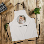 Delantal Foto minimalista | Regalo de cocina de la abuela<br><div class="desc">Este encantador delantal es el regalo perfecto para cualquier abuela que ame pasar tiempo en la cocina. Con un diseño minimalista con un toque personal, esta plataforma incluye una foto de su elección para que sea realmente única. Ya sea que esté horneando galletas o preparando un festín familiar, este delantal...</div>