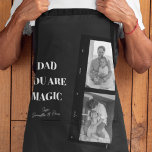 Delantal Foto Personalizada De Dos Padres De "Papá Eres Mág<br><div class="desc">¡Celebra la magia de la paternidad con nuestro delantal personalizado de 'Dad You Are Magic'! Este diseño único presenta un elegante fondo negro, una preciada foto de dos padres y el mensaje más sincero: "Papá, eres magia". Añade un toque especial personalizándolo con los nombres de tus hijos. Este delantal de...</div>