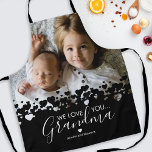 Delantal Foto única de la abuela Apron<br><div class="desc">¡No es mejor cocinar que la abuela! Buscando un regalo especial para tu abuela,  entonces este delantal personalizado es perfecto presentando una preciosa foto familiar de los niños,  un moderno diseño de lineas del corazón,  el dicho "te amamos abuela",  y los nombres de los nietos.</div>