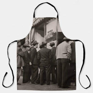 DELANTAL FOTOGRAFÍA DE GRAYSCALE DE HOMBRES PARADOS CERCA 