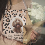 Delantal Fotos de perros de personalizado Leopard Print<br><div class="desc">Añade un toque de personalidad a tu cocina con nuestro Personalizado Leopard Print Dog Photo Apron! Este elegante delantal cuenta con un diseño de diseño de estampado de leopardo a la moda, personalizado con una foto de su amado perro y su nombre. Fabricado con tejidos de alta calidad y duraderos,...</div>