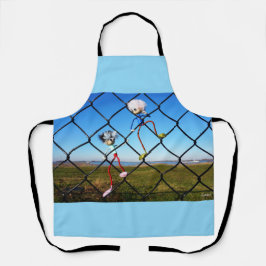 Delantal Fubby's die een hek beklimmen.