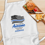 Delantal Funcionario de policía gracioso barbacoa personali<br><div class="desc">¡Así es como se ve un policía alucinante! Sorprende a tu oficial de policía favorito con este delantal de policía super divertido y genial. Un diseño de insignias de la Línea Azul delgada - diseño de la bandera estadounidense en los colores de la bandera de la policía, diseño angustiado. Este...</div>