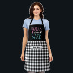 Delantal Funny Baking Bakers Va a hornear Placa Blanca Negr<br><div class="desc">Divertido y genial delantal para hacer la cocina más divertida. Regalo personalizado para la familia y amigos que aman cocinar, cocinar y probar una nueva receta en la cocina. Personalizar la redacción para que se ajuste a su ocasión. Puede utilizar la Herramienta de diseño para cambiar aún más el tipo...</div>