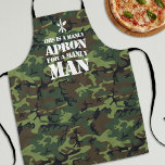 Delantal Funny Manly Camouflage<br><div class="desc">Gracioso delantal masculino con fondo de patrón de camuflaje,  un cuchillo,  logo de folk & spoon,  además del dicho "este es un delantal masculino,  para un hombre varonil".</div>