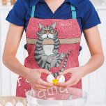 Delantal Fur Mama Funny Whimsical Cats Nombre Personalizado<br><div class="desc">Fur Mama Funny Whimsical Cats Personalized Name Kitchen Aprons incluye gatos caprichosos con el texto "Fur Mama" y tu nombre personalizado en la tipografía de escritura moderna con un fondo rojo. Perfecto como regalo para los amantes del gato por cumpleaños, Día de la Madre, Navidades y más. Diseñado por Evco...</div>