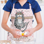 Delantal Fur Mama Funny Whimsical Cats Nombre Personalizado<br><div class="desc">Fur Mama Funny Whimsical Cats Personalized Name Kitchen Aprons incluye gatos caprichosos con el texto "Fur Mama" y tu nombre personalizado en la tipografía de escritura moderna sobre el fondo de un punto de polka rosa. Perfecto como regalo para los amantes del gato por cumpleaños, Día de la Madre, Navidades...</div>