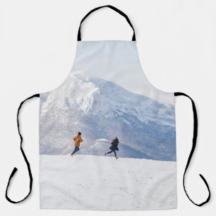 Delantal Gente divirtiéndose y corriendo en las montañas